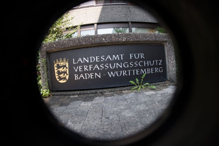 Das Schild steht vor dem Landesamt für Verfassungsschutz in Stuttgart.