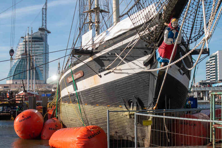 Am zweiten Tag der Bergung der "Seute Deern" hat sich das Schiff sichtlich aus dem Wasser gehoben und aufgerichtet.
