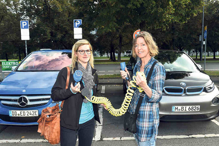 Anja Günther (31, l.) von der Energieagentur SAENA zeigt MOPO24-Redakteurin
Anneke Müller, wie die flotten Flitzer „bestromt“ werden.