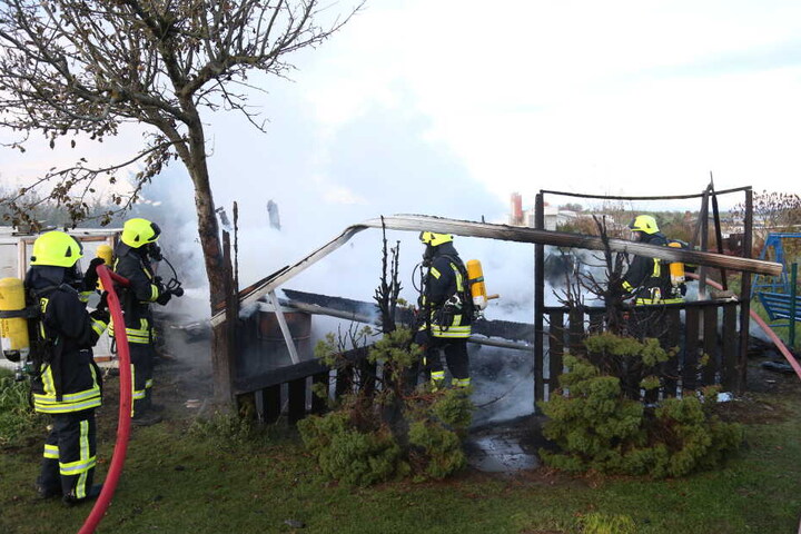 Als die Feuerwehr eintraf, stand die Laube schon in Vollbrand.