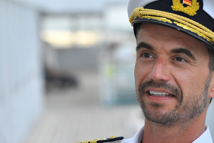 Florian Silbereisen hat als Kapitän Max Parger auf dem ZDF-"Traumschiff" das Sagen.