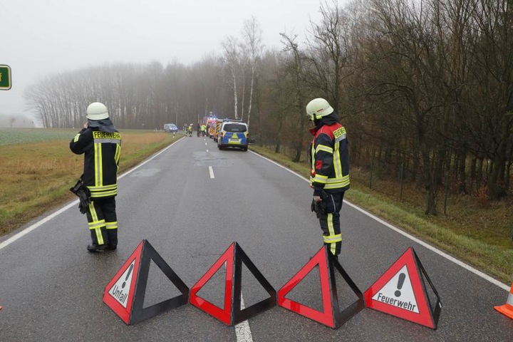 Die Landstraße ist aktuell noch voll gesperrt.