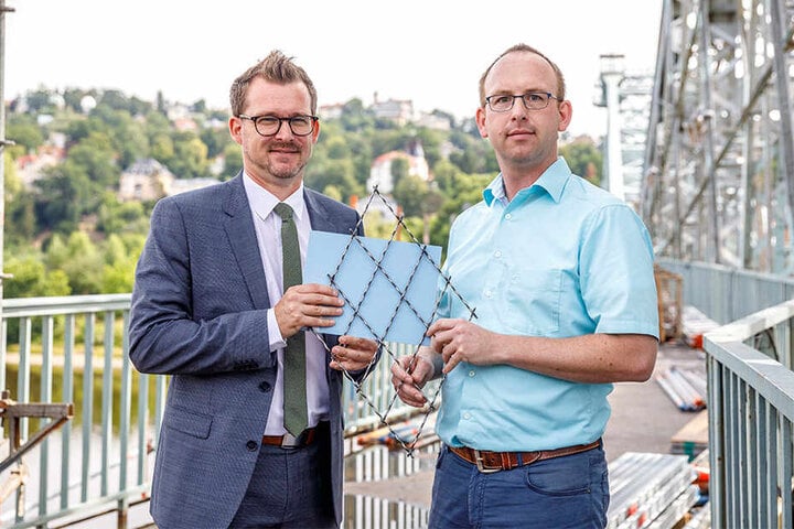 Baubürgermeister Raoul Schmidt-Lamontain (43, Grüne) und der Brücken-Chef im Rathaus, Andreas Gruner, (35, r.), zeigen die neue Brückenfarbe.