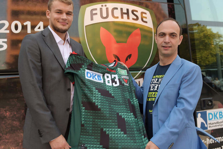 Er kann auch anders: Bob Hanning (r.) trägt auf der Trikot-Präsentation ein schickes Jacket. Bildnachbar Paul Drux ist im WM-Kader 2019.