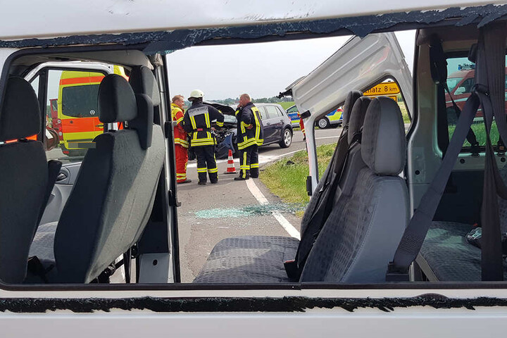 Der Schülertransport-Wagen wurde durch den Aufprall heftig beschädigt.