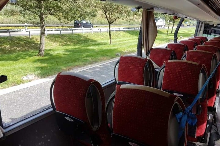 Auch die Seitenscheiben fehlten bei dem Bus.