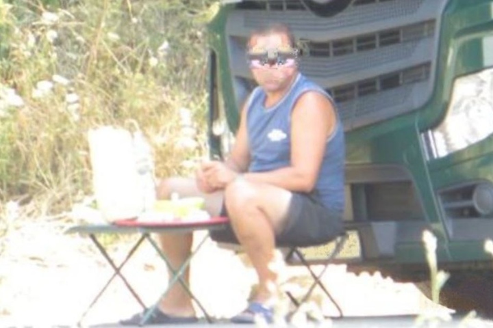 Seelenruhig machte der Trucker ein Picknick mitten auf der Autobahn.