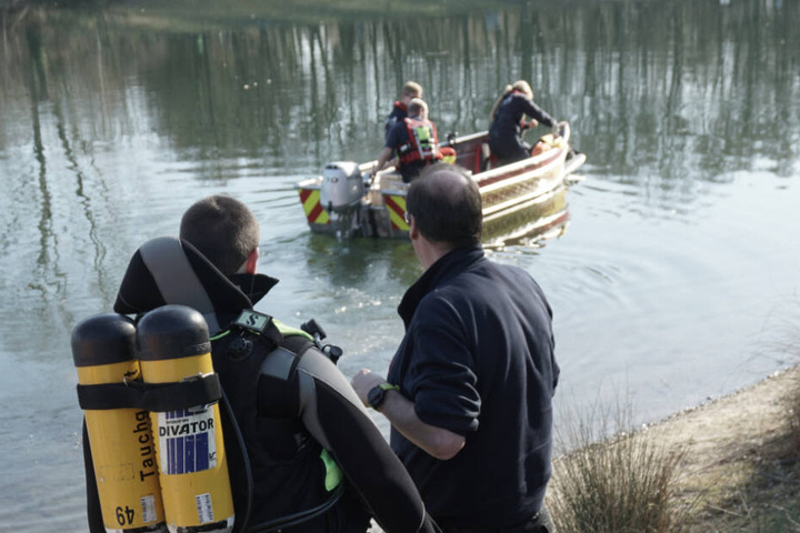 Den ganzen Tag suchte die Feuerwehr den See ab.
