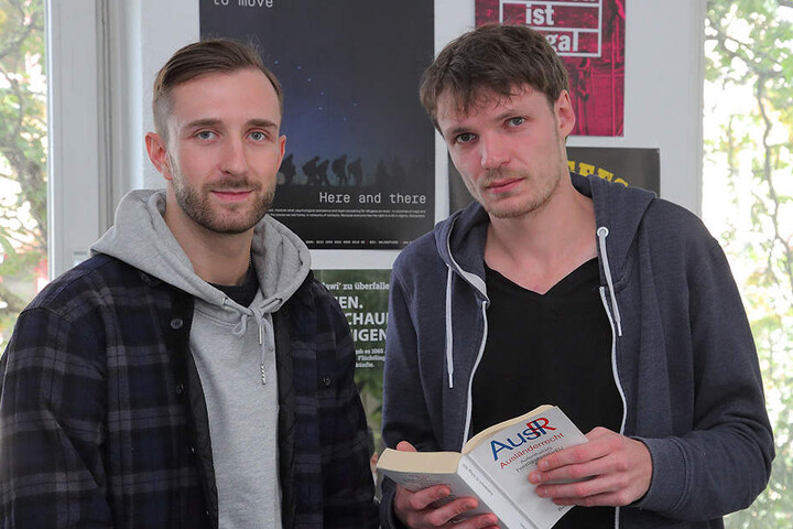 Entsetzt über die Abschiebung und „bewusste Täuschung“ der Familie durch die
Dresdner Ausländerbehörde: Thomas Hoffmann (29, links) und Mark Gärtner (29) vom
Sächsischen Flüchtlingsrat.