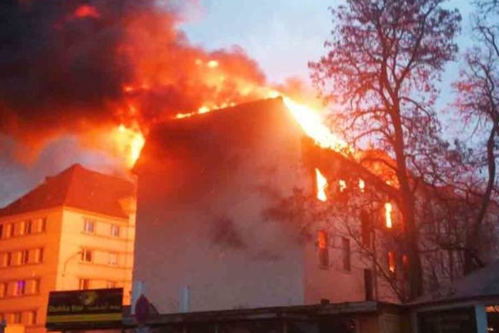 Das Haus war am 30. Dezember in Brand geraten. Die Feuerwehr kämpfte mehrere Stunden lang gegen die meterhohen Flammen an.