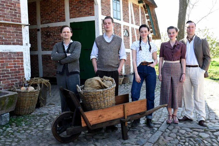 Die Schauspieler Milan Peschel, Marius Ahrendt, Maria Ehrich, Birte Schnöink und Robin Sondermann am Set zum Fernsehfilm "Altes Land".