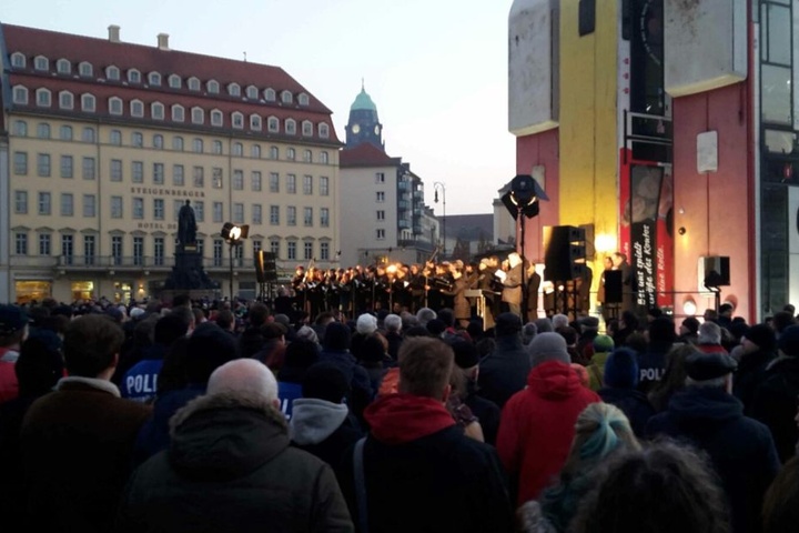 Zahlreiche Dresdner verfolgen auf dem Neumarkt die Rede von OB Dirk Hilbert.