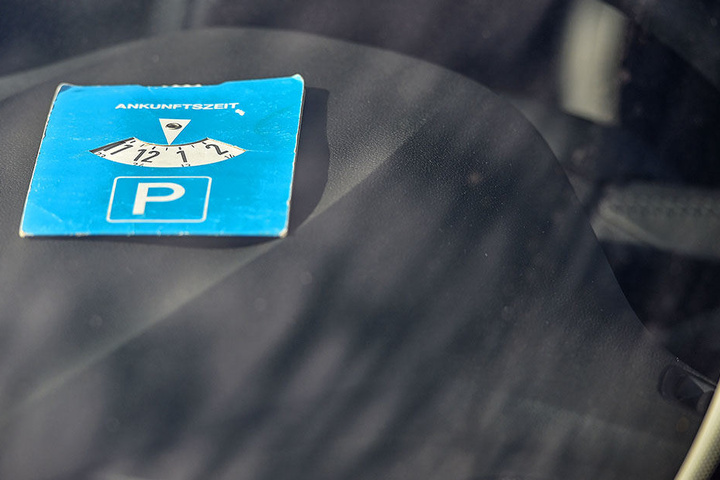Sicher ist sicher: Trotz der Sensoren legen die Dresdner noch ihre Parkscheiben ins Cockpit.
