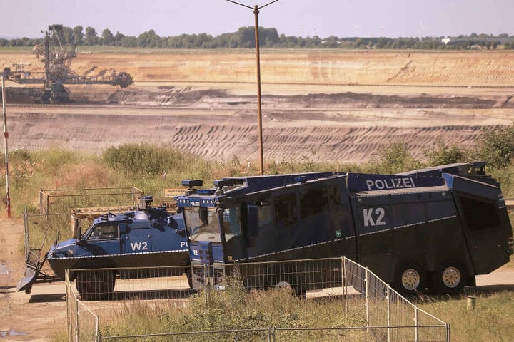Am Tagebau Garzweiler steht die Polizei in Bereitschaft.
