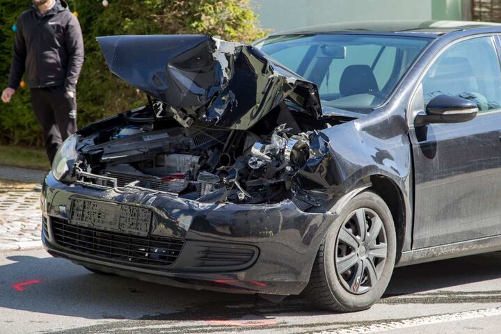 Der VW musste nach dem Unfall abgeschleppt werden.