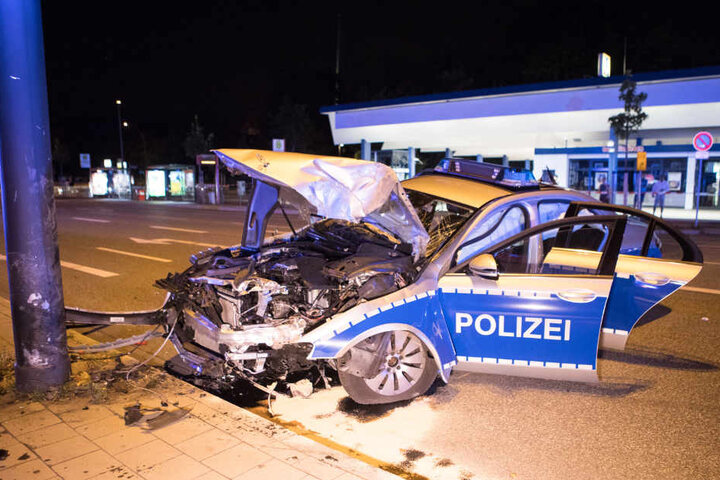 Das Auto fuhr offenbar mit voller Wucht gegen den Mast.