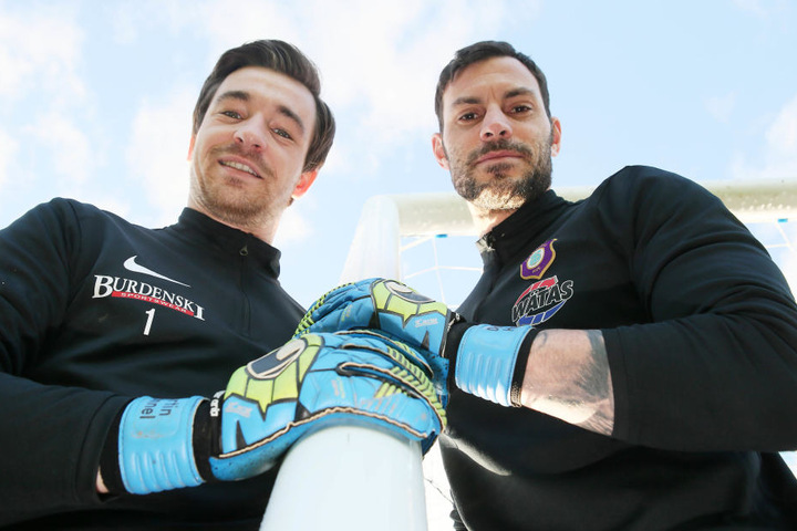 Martin Männel (l.) und Daniel Haas
posieren auf dem Trainingsplatz für TAG24. Das Keeper-Duo versteht sehr
gut.