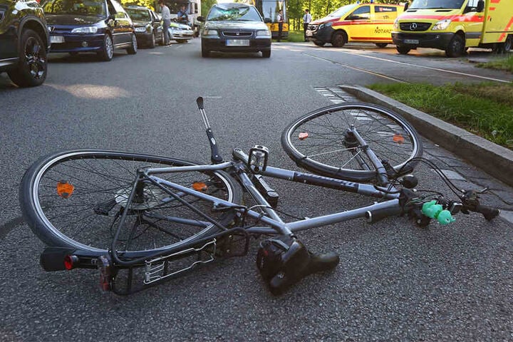 Der Fahrradfahrer musste mit schweren Verletzungen in ein Krankenhaus.