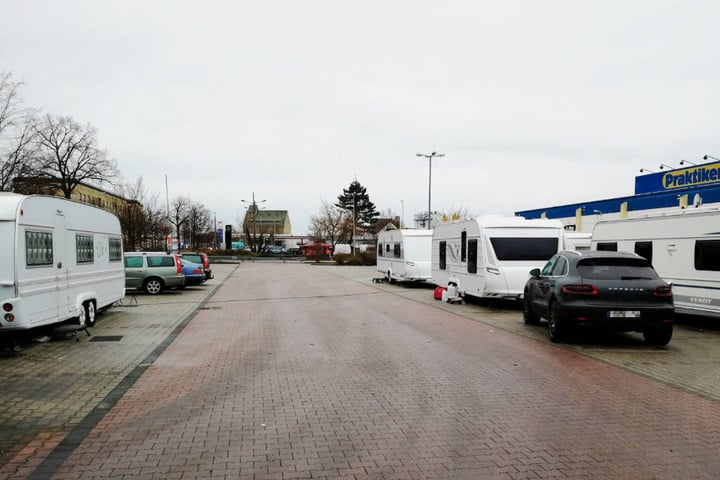 Laut eigenen Aussagen warten die Camper auf die Entlassung eines erkrankten Familienmitglieds, das sich zur Behandlung in einer Leipziger Klinik befinden soll.