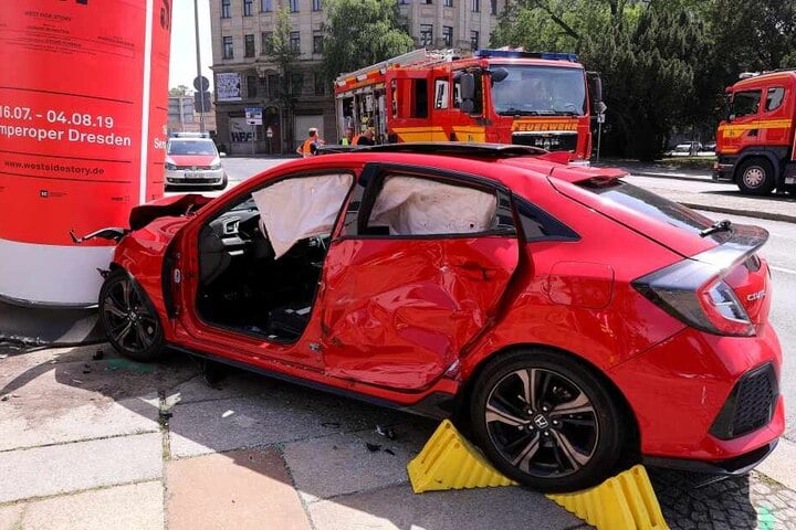 Der Mann soll eine rote Ampel auf seinem Weg in Richtung Leipziger Straße missachtet haben.