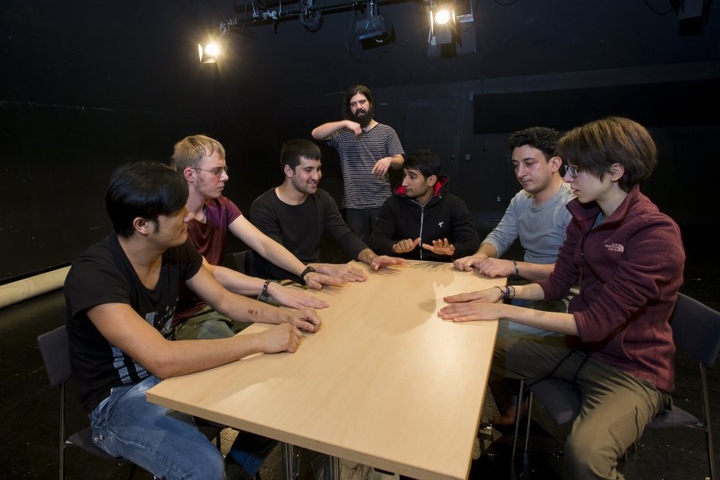 Im Kleinen Haus des Staatsschauspiels organisieren Freiwillige seit über einem Jahr das "Montagscafé" - ein Treffen von Flüchtlingen und Dresdnern.