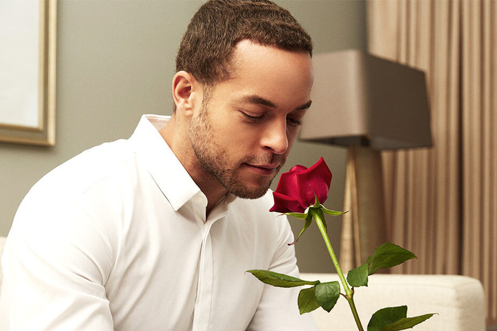 Der Bachelor Andrej Mangold (32) grübelt, an wen er seine Rose überreichen soll.