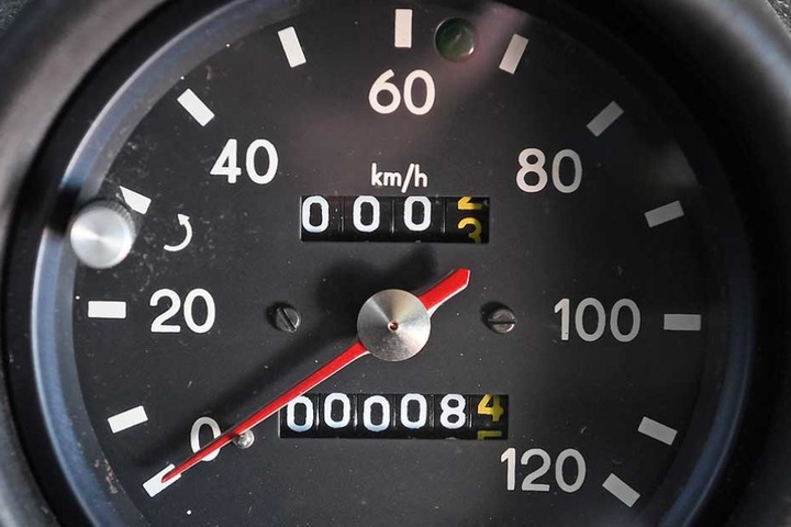 Der Blick auf die "Uhr" beweist, dieser Trabi ist so gut wie neu.