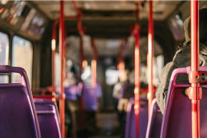 Warum die Frau in dem Bus stürzte ist derzeit noch unklar. (Symbolbild)