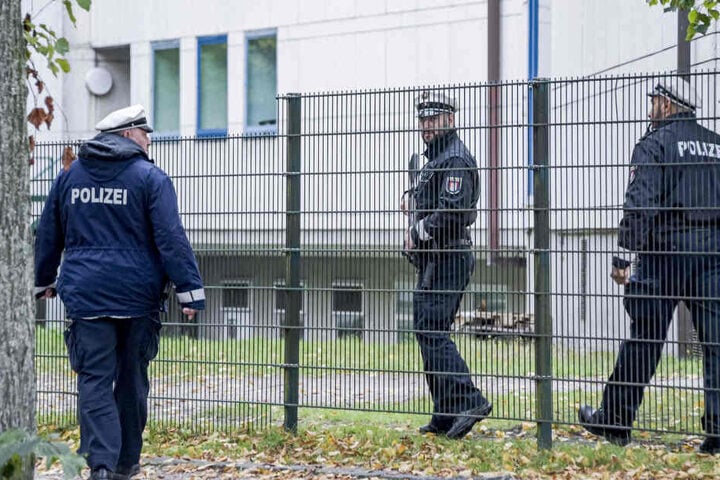 Polizisten patrouillieren vor der jüdischen Synagoge in Hamburg im Stadtteil Eimsbüttel.