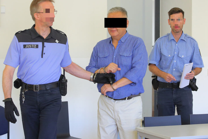 Hier wird der Beschuldigte in den Gerichtsaal geführt.