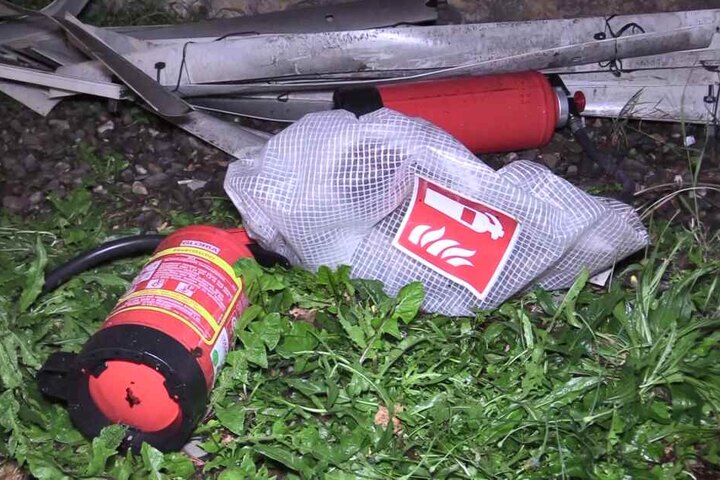 Mehrere Bewohner hatten versucht das Feuer mit Feuerlöschern selber zu löschen.