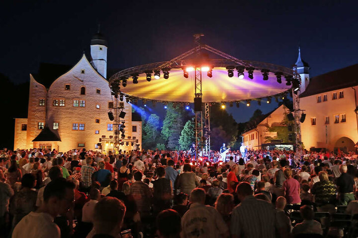 Der Innenhof im Wasserschloss Klaffenbach wird zur Feierzone: Bereits zum siebten Mal in Folge kommen "Die Schlager des Sommers" nach Chemnitz.