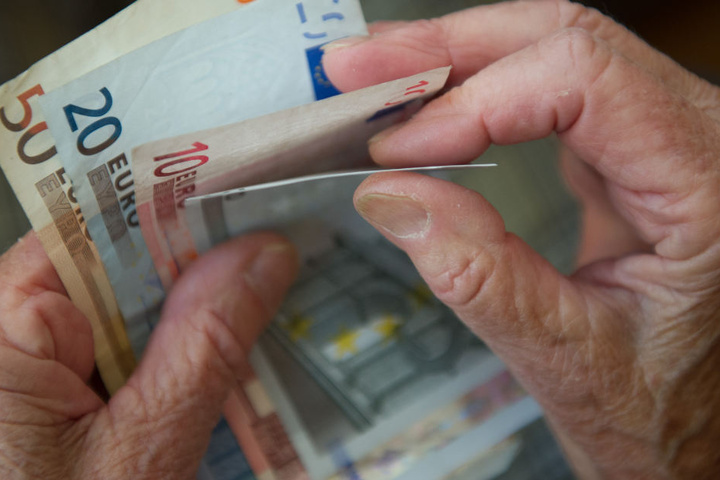 Für viele Menschen wird im Alter das Geld aufgrund einer niedrigen Rente sehr knapp. (Symbolbild)