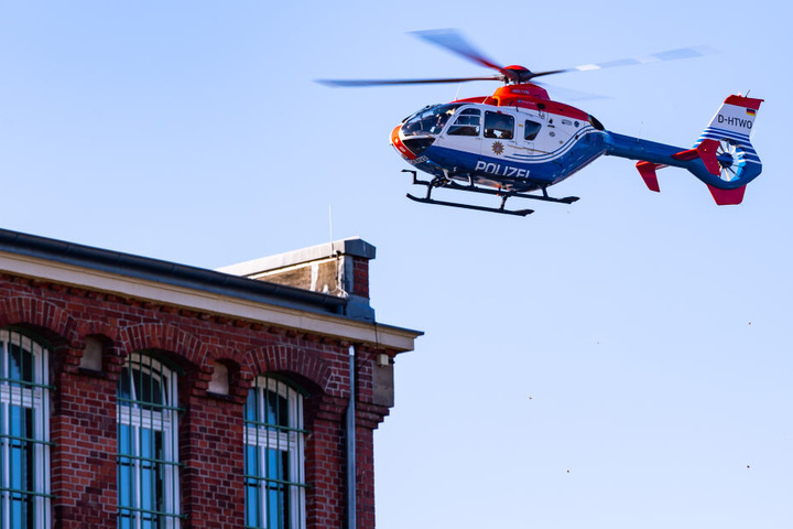 Auch ein Polizeihubschrauber kam bei der Fahndung zum Einsatz (Symbolbild).