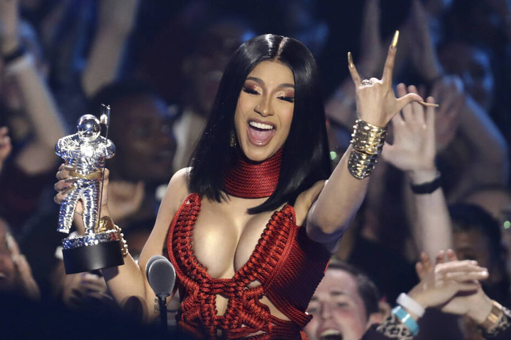 Cardi B (26) nimmt bei der Verleihung der MTV Video Music Awards im Prudential Center den "Best Hip Hop" Award für "Money" entgegen.