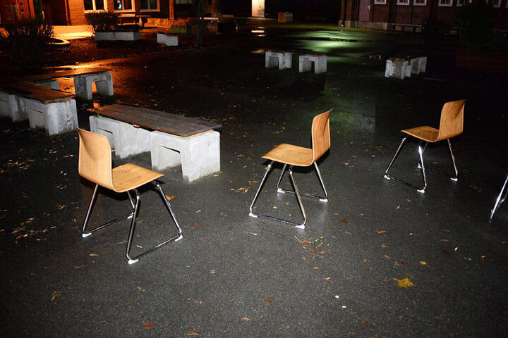 Auf dem Schulhof verteilten die Einbrecher ein paar Stühle.