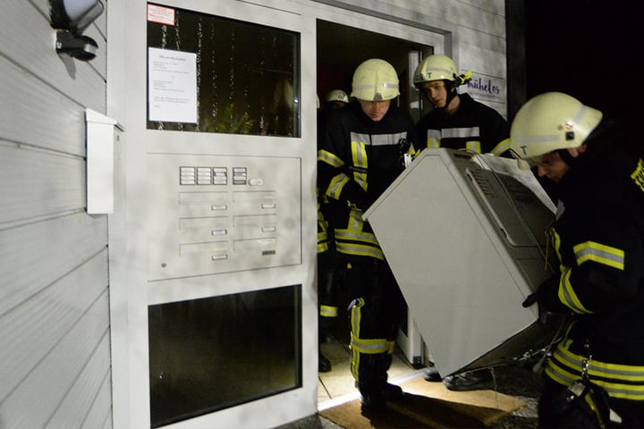 Die Einsatzkräfte trugen die Maschine aus dem Haus raus.