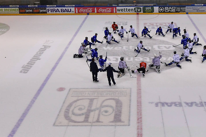 Es geht wieder los! Die Eislöwen gaben in ihrem Löwenkäfig Vollgas, um fit für die in sechs Wochen beginnende Saison zu werden.