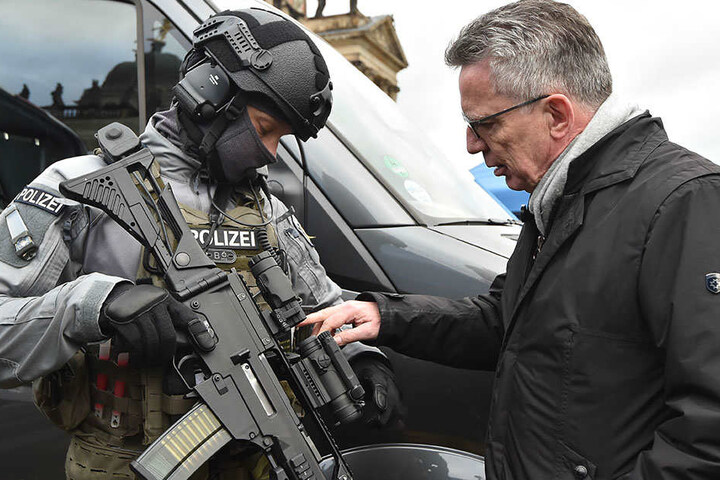 Der Innenminister macht sich mit den Einsatzmitteln der Bundespolizei vertraut.