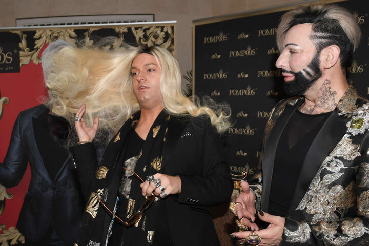 Das Model in Blond kennen wir doch? Richtig, es ist Designer-Kollege Julian F. M. Stoeckel (31).