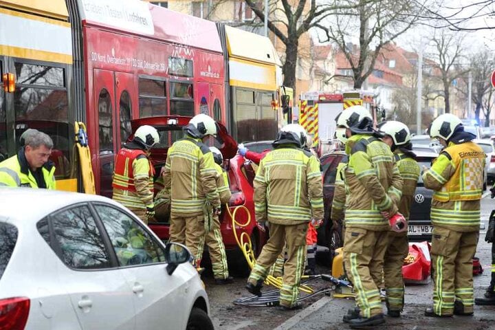 Die Feuerwehr musste die Frau über den Kofferraum aus dem Auto bergen.
