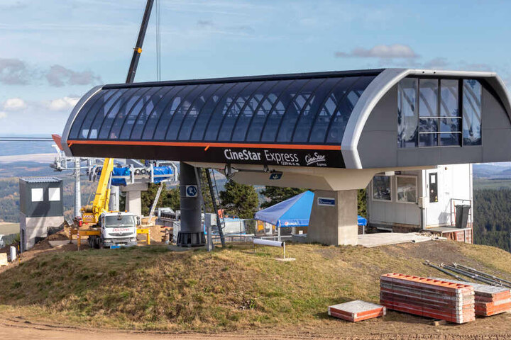 Bei den Tschechen wird geklotzt: Am Keilberg wird ein neuer Sessellift gebaut.