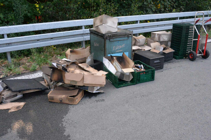 Die Ladung des Wagens wurde auf der Straße deponiert.