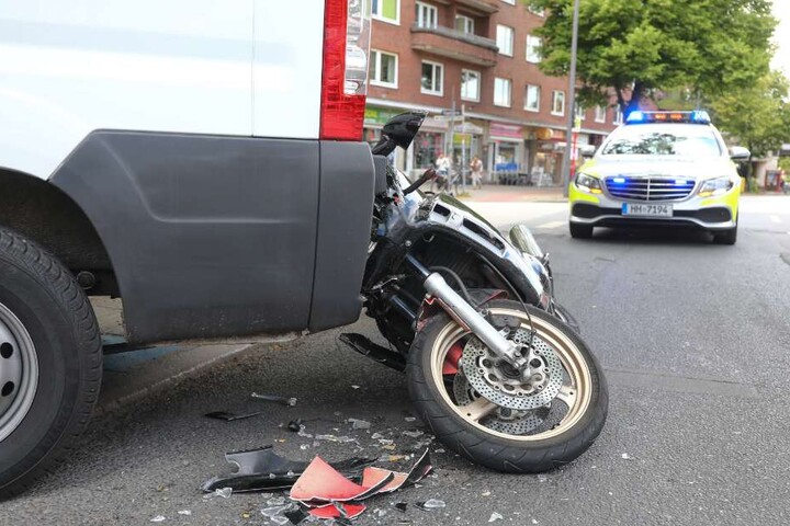 ...er raste in den stehenden Transporter.