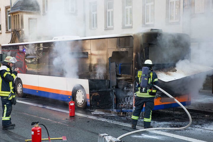 Mitten in der Innenstadt fing der Linienbus plötzlich Feuer.