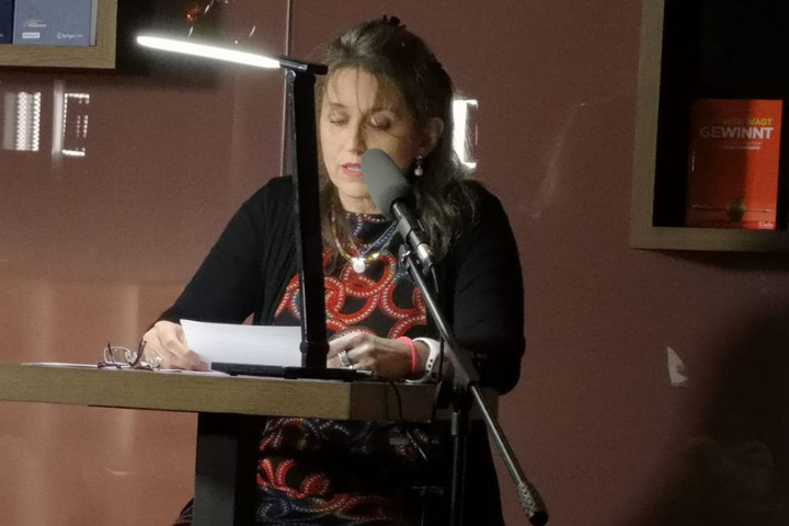 Hanne Demel bei der Verlesung ihrer Kurzgeschichte "Die Spinne".