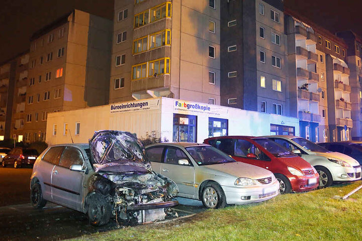 Die Flammen vom VW an der Leipziger Straße griffen auf einen Toyota über.