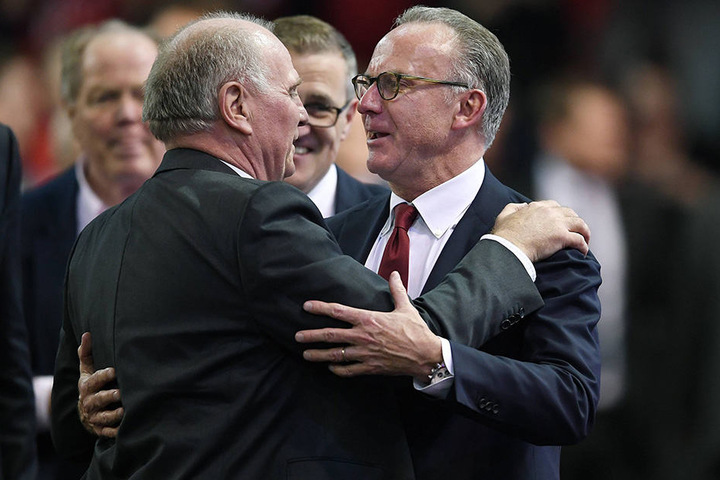 Vorstandsvorsitzender Karl Heinz Rummenigge (r.)) umarmt den neuen Praesident Uli Hoeneß.