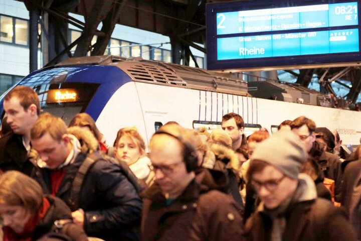 Jeder zweite Berufstätige in NRW pendelt zur Arbeit (Symbolbild)