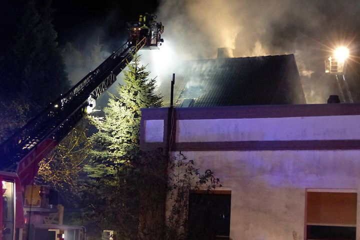 Als die Einsatzkräfte eintrafen, stand der Dachstuhl bereits in Flammen.